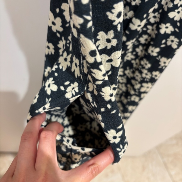 Ingrid & Isabel Maternity Smocked Flower Sundress w/ Pockets Black & Cream Small - Picture 4 of 5